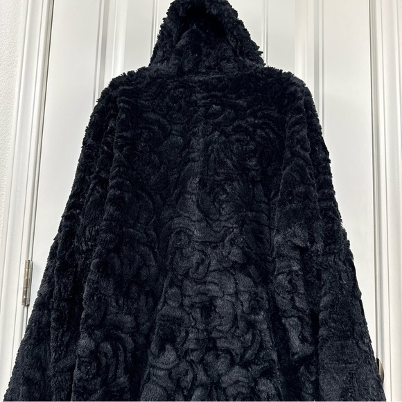 Adrienne Landau Women's Black Faux Fur Coat Rose Design Size M - Picture 12 of 13
